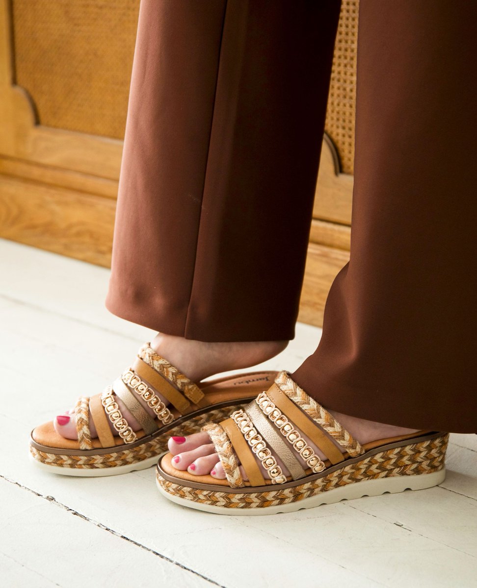 jambufootwear's tweet image. The Summer lineup ☀️ Shop summer wedges now at l8r.it/IEhW 🔗

#JambuShoes #SpringShoes #ComfortInEveryStep #APMAShoes #Dahlia #SummerStyle