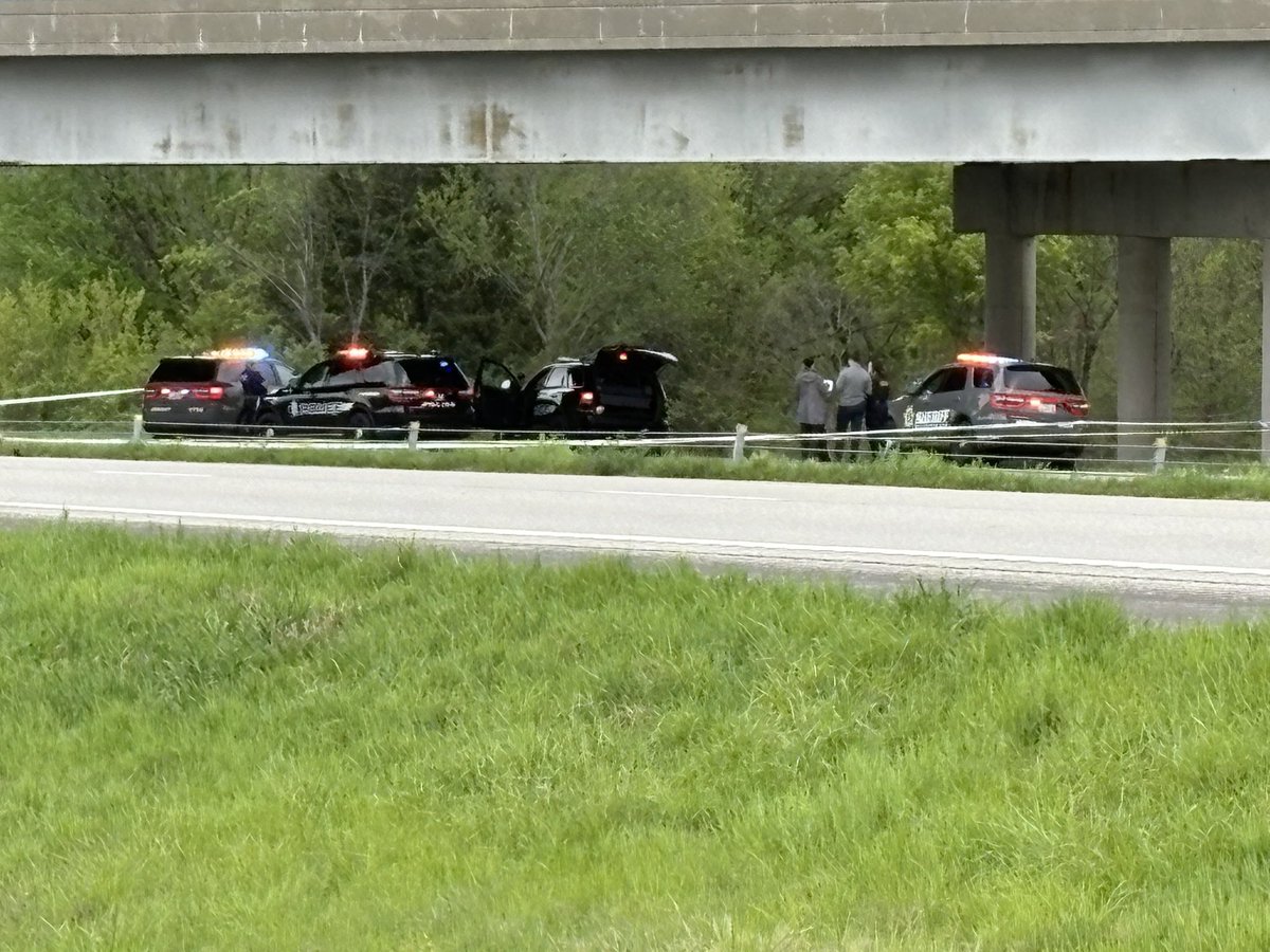 mhaugustine's tweet photo. Man shot and killed after a standoff with police after his truck crashed at I-29 near KCI—first led @RiversideMOPD on a chase after shooting and wounding the boyfriend of his ex-wife. That man is being treated for life threatening injuries. @kmbc https://t.co/HnLZbltIsE
