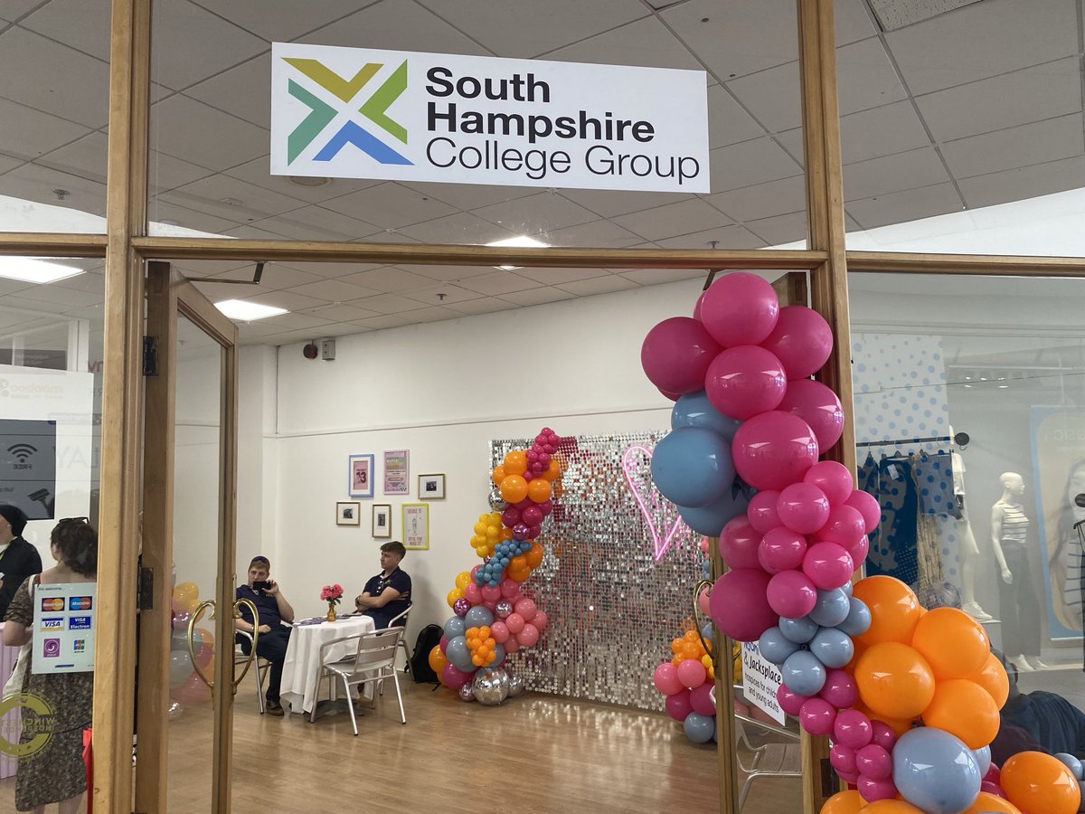 KevinBraybrook's tweet image. This afternoon it has been inspiring to see the event management students ❤️ from @SHCollegeGroup opening a “pop” up shop at the Brooks centre in Winchester. Raising money - 100% going to Naomi House & Jacksplace whilst enjoying waffles and shakes!! 🎉👏 #project13