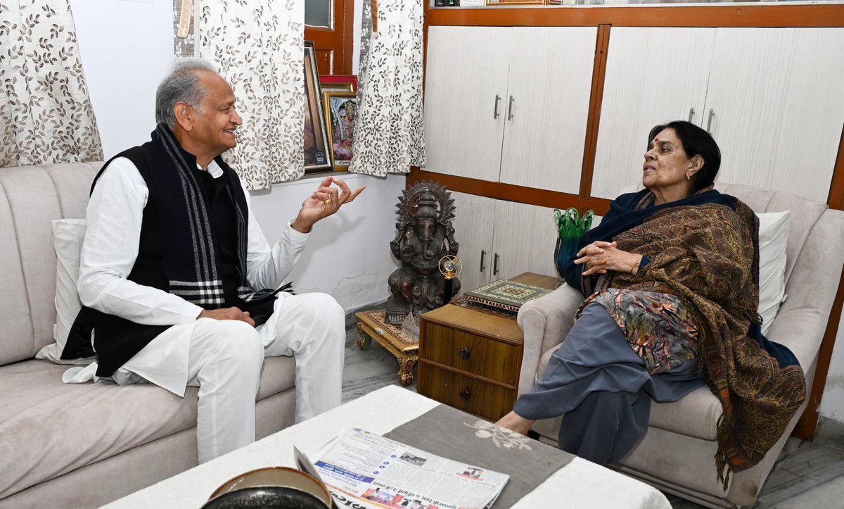 ashokgehlot51's tweet photo. पूर्व केन्द्रीय मंत्री एवं पूर्व कांग्रेस प्रदेशाध्यक्ष डॉ गिरिजा व्यास का निधन हम सबके लिए एक अपूरणीय क्षति है। डॉ गिरिजा व्यास ने शिक्षा, राजनीति एवं समाज सेवा के क्षेत्र में बड़ा योगदान था। उनका इस तरह एक हादसे का शिकार होकर असमय जाना हम सभी के लिए एक बड़ा आघात है। 

मैं ईश्वर से उनकी आत्मा को अपने श्रीचरणों में स्थान देने की प्रार्थना करता हूं। 

(File Photo)
