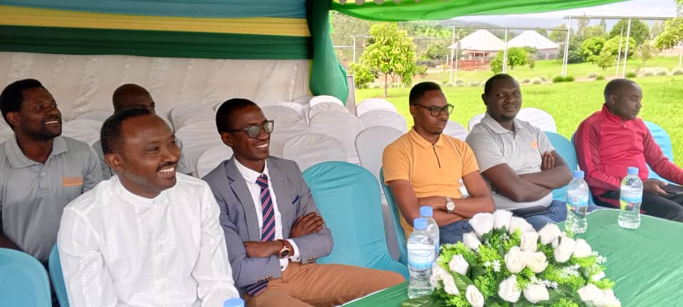 Kirehe District Hospital (@kirehe_hospital) on Twitter photo DG , Dr. <a href="/aine_ernest/">doctor.ainé</a> yahaye ikiganiro abakozi b'ibitaro, aba <a href="/PIH_Rwanda/">PIH_Rwanda</a> / Kirehe n'abayobozi b'ibigo Nderabuzima mu <a href="/KireheDistrict/">Kirehe District</a> kigaruka ku murimo. Yabashimiye uruhare rwabo mu gusigasira ubuzima bw'abarwayi, yabasabye gukomeza guhanga udushya no gushyira hamwe. DG , Dr. <a href="/aine_ernest/">doctor.ainé</a> yahaye ikiganiro abakozi b'ibitaro, aba <a href="/PIH_Rwanda/">PIH_Rwanda</a> / Kirehe n'abayobozi b'ibigo Nderabuzima mu <a href="/KireheDistrict/">Kirehe District</a> kigaruka ku murimo. Yabashimiye uruhare rwabo mu gusigasira ubuzima bw'abarwayi, yabasabye gukomeza guhanga udushya no gushyira hamwe.