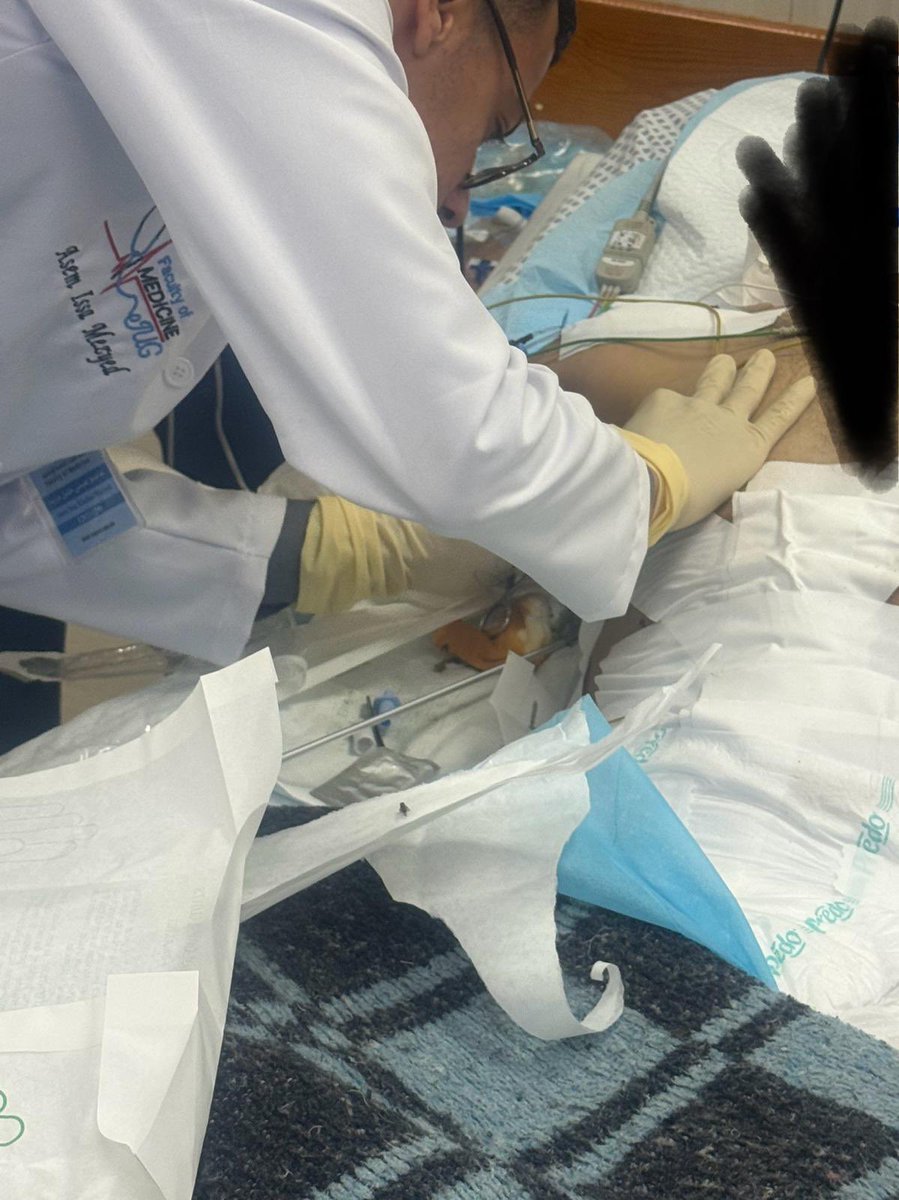 Asem_Mzyed's tweet photo. المشرف : اتفرجوا كيف دركب chest tube لأنكم سنة رابعة بنفعش تركبوه ...
أنا : دكتور أنا بركبه لحالي بدون مساعدتك 💁
In my 4th year : 
Chest tube✅
NG tube ✅ https://t.co/uOzgqxWXai