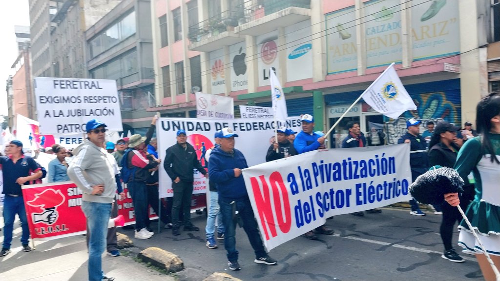 #Ecuador || Trabajadores marchan en #Quito este #1DeMayo en defensa de conquistas laborales.