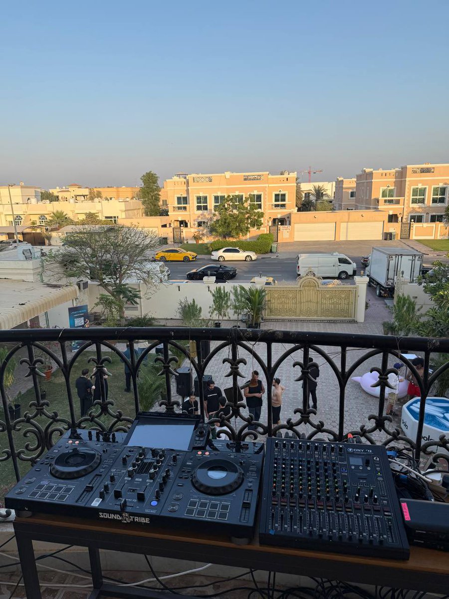 GM it’s not 9pm on a f** friday but LETS GO 🍾

What you’d want to listen to? 🎧

#FrensNetwork #TOKEN2049