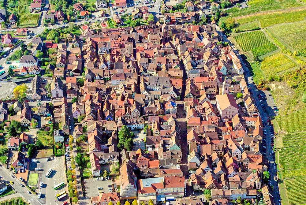Reconnaissez-vous ce beau village vu du ciel ?
(la réponse dans quelques heures...)