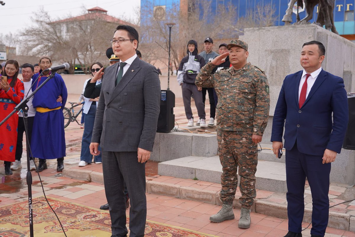 Өнөөдрийн 5 сарын 1-ний өдөр Дундговь аймагт энэ жилийн анхны бороо орж, чийг ханхалсан, цэргийн албаа амжилттай хаасан залуус маань халагдаж ирсэн, сувилагчдын баярын арга хэмжээнүүд эхэлсэн сайхан өдөр тохиолоо. 
5 сарын 1 миний хувьд Аавын минь Их дүйчин өдөр. 
Балчир байхад