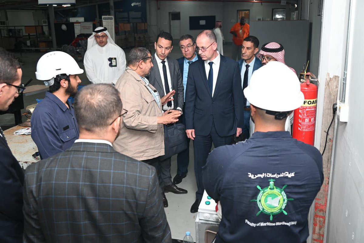 استقبلت #كلية_الدراسات_البحرية وفد اللجنة السعودية الجزائرية للنقل البحري والموانئ، لبحث سبل التعاون في مجالات التدريب البحري والبحث العلمي، وتعزيز الشراكة بين المملكة العربية السعودية والجمهورية الجزائرية في هذا القطاع الحيوي