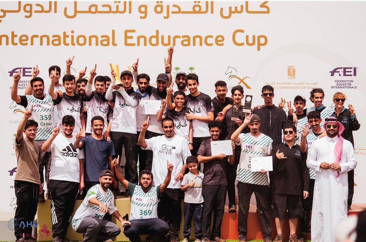 تُوِّج ابن #عنيزة الفارس فارس الصغير من فريق SS بطلاً لسباق كأس القدرة والتحمل لمسافة 120 كم، وذلك بتتويجه من قِبل المدير التنفيذي للاتحاد السعودي للفروسية فؤاد بن فهد إبراهيم
على ميادين مزرعة الخالدية غرب #الرياض، وشهد مشاركة 105 فارس يمثلون 8 دول.