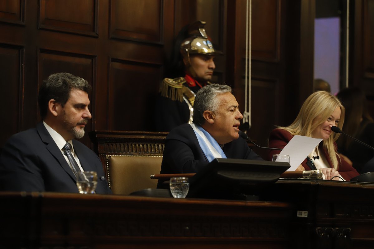 Como ustedes saben, el agua constituye el elemento estructurante para imaginar las verdaderas posibilidades de desarrollo que tenemos. Por eso, Irrigación está trabando con rigor científico en un Plan Hídrico con vista a 2050 y, de modo complementario, en un nuevo Código de