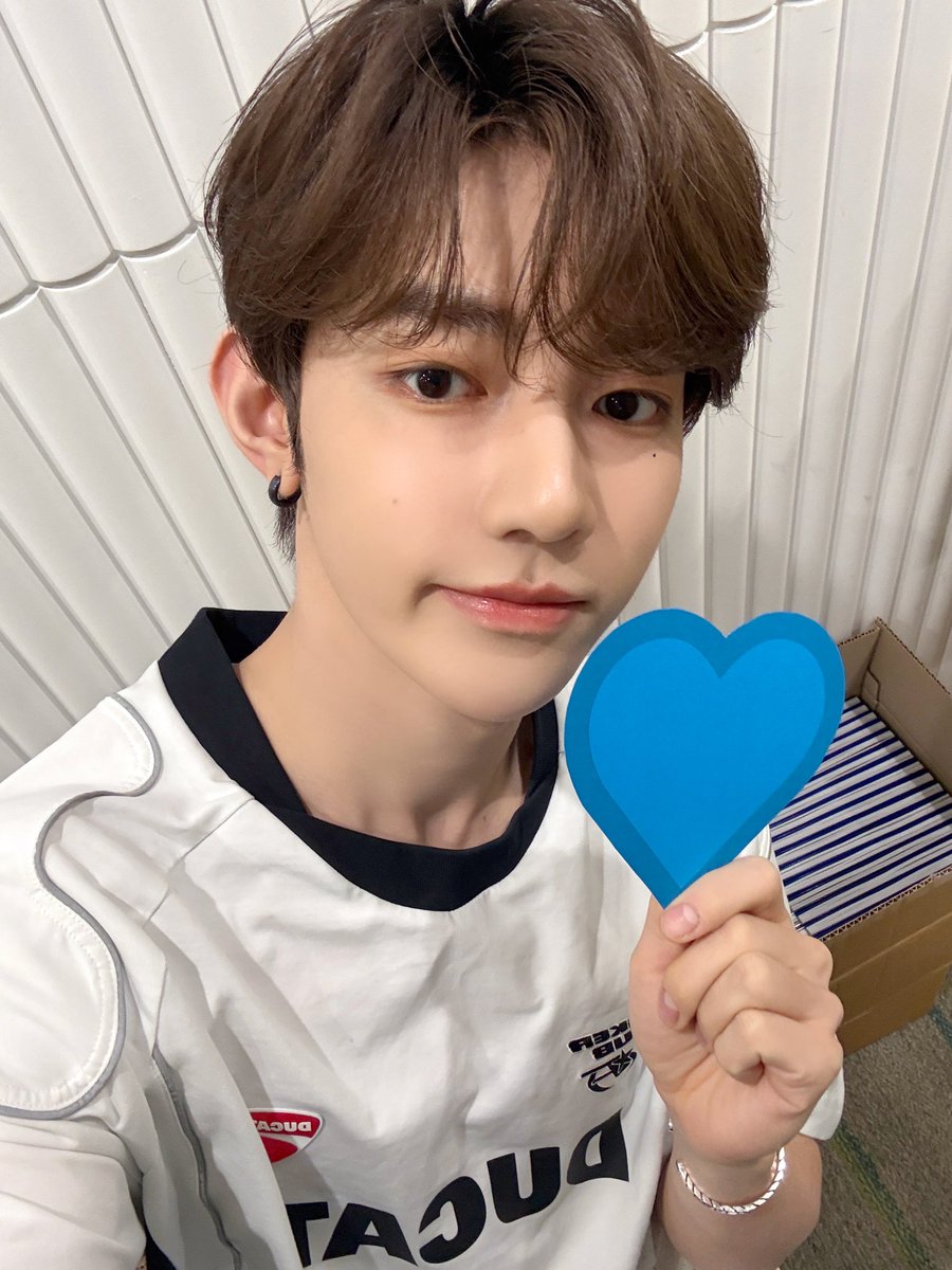 _💌

제로즈 생일 축하해요
행복한 촛불을 불고 더 오래오래 함께하자💙
맛있는 거 많이 먹고, 건강도 챙겨요
우리 2년이나 되어서 그런지 많이 친해졌고,
앞으로 우리 Story 재밌게 써나가자

#ZHANGHAO #장하오
#ZEROBASEONE #ZB1 #제로베이스원