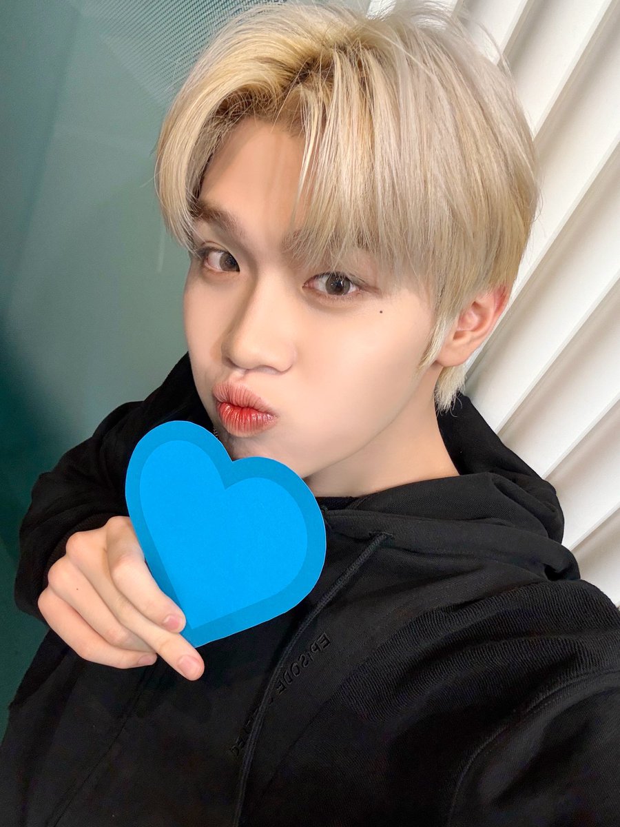 _💌

제로즈야~ 벌써 2살이여~
시간이 참 빨라!! 내가 제로즈 20살이 되어도 노래할게!! 평생 함께하자!!

#KIMTAERAE #김태래 
#ZEROBASEONE #ZB1 #제로베이스원