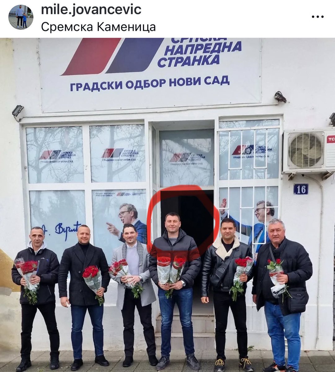 Marinika Tepić (@marinikatepic) on Twitter photo Zato mu policija još ne objavljuje ime!
Vučićev lojalista Mile Jovančević,
predsednik Udruženja lička kapa.
Danas se zaleteo na mirne građane u Novom Sadu koji su odavali počast. Zato mu policija još ne objavljuje ime!
Vučićev lojalista Mile Jovančević,
predsednik Udruženja lička kapa.
Danas se zaleteo na mirne građane u Novom Sadu koji su odavali počast.