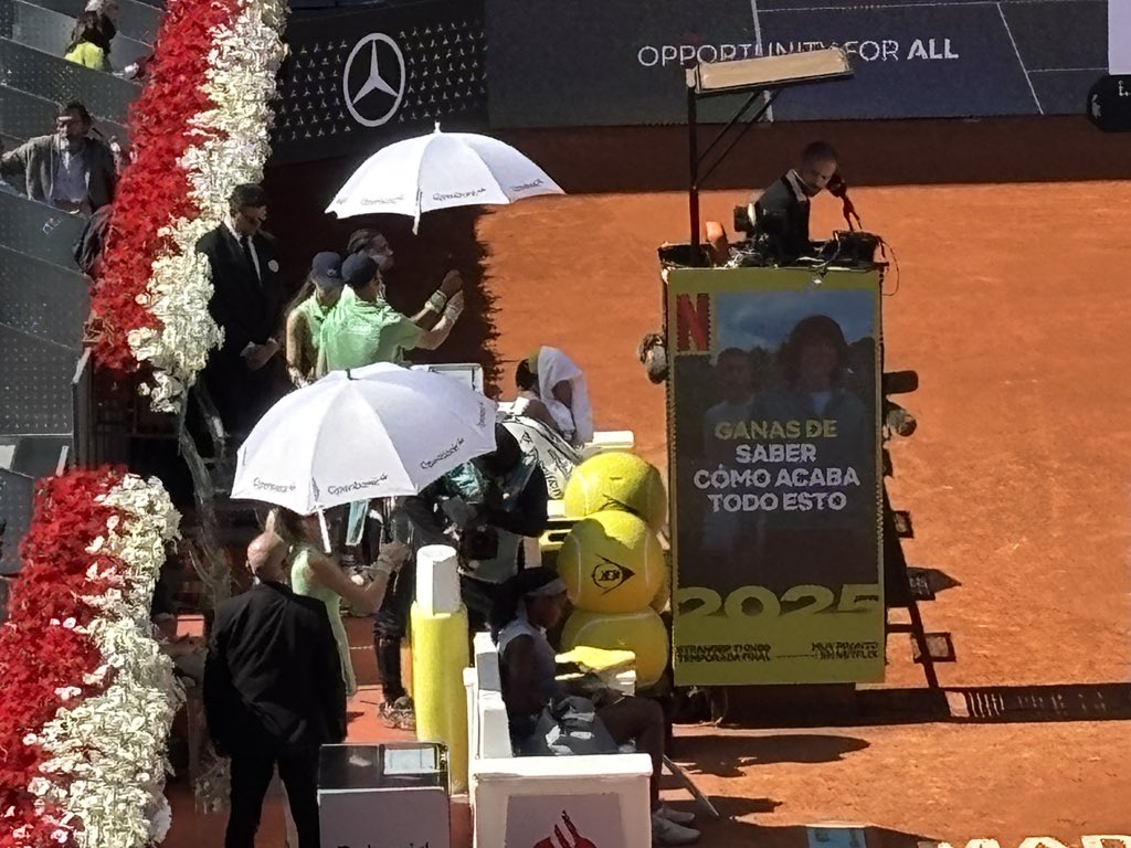 SaraKalisz's tweet photo. Tam pod ręcznikiem jest Iga. Bardzo trudno się na to patrzy #mmopen2025 https://t.co/JHrpriZH0m