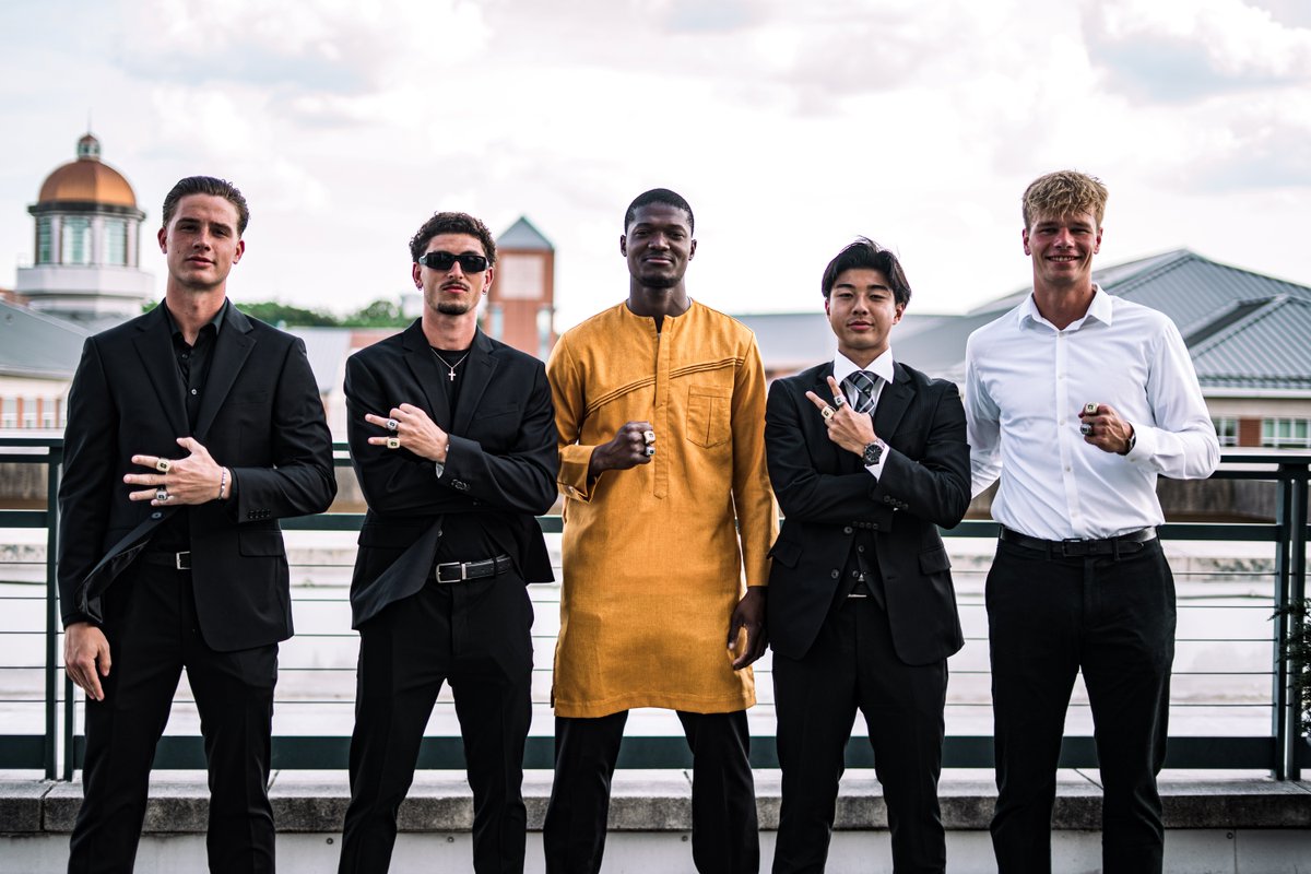 CharlotteMSoc's tweet image. 𝐓𝐡𝐞 𝐂𝐡𝐚𝐦𝐩𝐬 💍
Forever champions, the 2024 Boys in Green. 🤙
#GoldStandard ⛏️