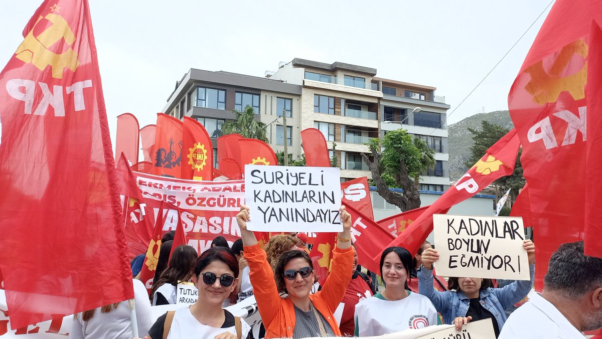 Kadın Dayanışma Komiteleri (@kadindayanismak) on Twitter photo <a href="/tkpninsesi/">TKP</a> <a href="/istanbul_tkp/">TKP - İstanbul</a> <a href="/IzmirTkp/">TKP İzmir</a> <a href="/IzmirKdk/">İzmir Kadın Dayanışma Komiteleri</a> <a href="/EskisehirKdk/">Eskişehir Kadın Dayanışma Komiteleri</a> <a href="/TKPeskisehir/">TKP Eskişehir</a> Kadınların talepleri, kadınların dayanışması bugün memleketin dört bir yanındaydı.
Hatay’da Defne ve İskenderun’da 1 Mayıs için bir aradaydık 🚩 <a href="/tkpninsesi/">TKP</a> <a href="/istanbul_tkp/">TKP - İstanbul</a> <a href="/IzmirTkp/">TKP İzmir</a> <a href="/IzmirKdk/">İzmir Kadın Dayanışma Komiteleri</a> <a href="/EskisehirKdk/">Eskişehir Kadın Dayanışma Komiteleri</a> <a href="/TKPeskisehir/">TKP Eskişehir</a> Kadınların talepleri, kadınların dayanışması bugün memleketin dört bir yanındaydı.
Hatay’da Defne ve İskenderun’da 1 Mayıs için bir aradaydık 🚩