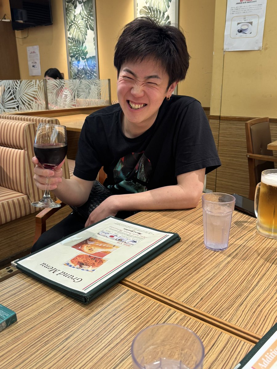 両手にワインとビール、歌舞伎町の王は彼です