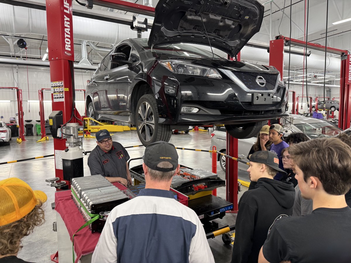 FoCoNissan's tweet photo. We had fun hosting Front Range Community College in the shop today! It was a great opportunity to show the students a behind the scenes look at our service operations.

#nissan #nissanfamily #nissanlove #nissanlovers #nissannation #nissanusa #foco #fortcollins #colorado #frcc https://t.co/lMREjPUOz0