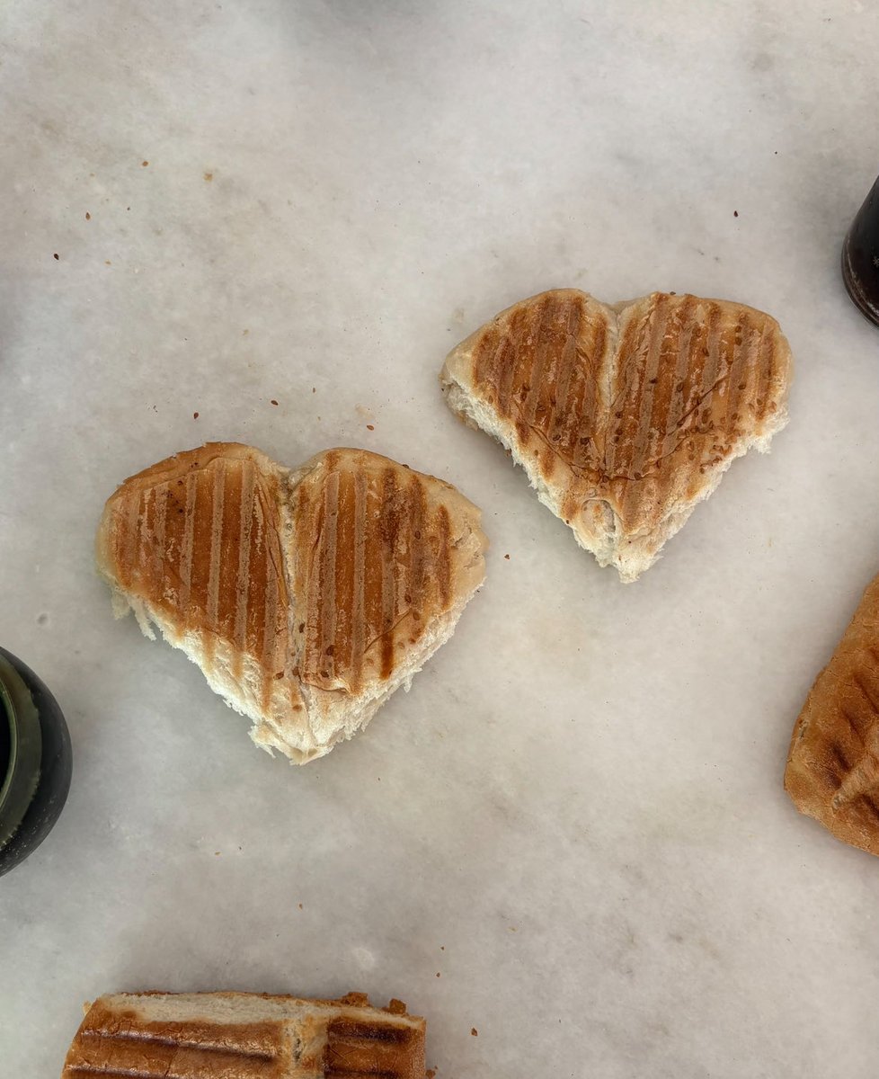 Annem zamanında doğru adamı seçtiği için kahvaltıda kalpli tost yiyorum