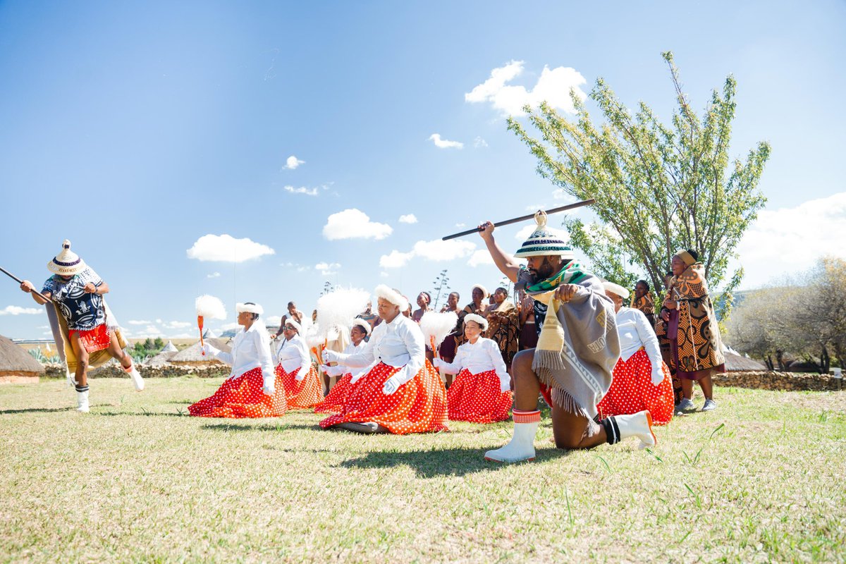 MaveleWorldWide's tweet photo. Two gentlemen have decided to share their Lesotho culture with the world through the music of amapiano, combining it with their dance moves and DJing. Their goal is to showcase and promote their heritage globally, attracting more countries to appreciate their heritage.🇱🇸🏆💫 https://t.co/otKVg2cRKt