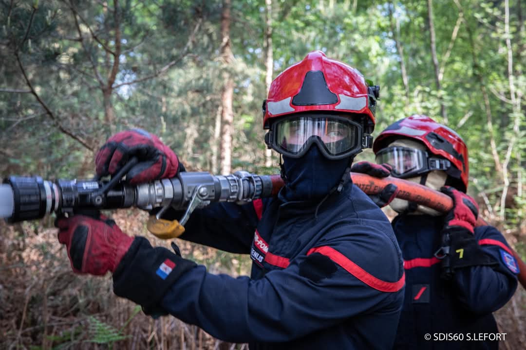 #intervention 🔥 10 ha en feu derrière la Mer de Sable
Cet après-midi, 10 ha de forêt ont été touchés par un incendie à Fontaine-Chaalis. Plus de 70 SP et 9 CCF ont été engagés. À cette heure, les secours sont toujours sur place et y resteront une grande partie de la nuit.