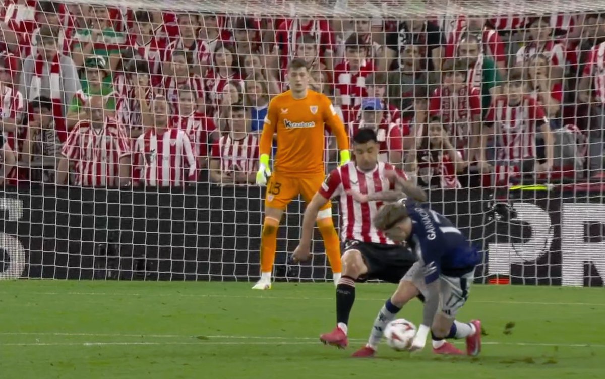 La jugada del """""""""penalti"""""""""" viene de una falta a Galarreta y una mano de Garnacho. PRENDAN FUEGO LA UEFA <a href="/AthleticClub/">Athletic Club</a>