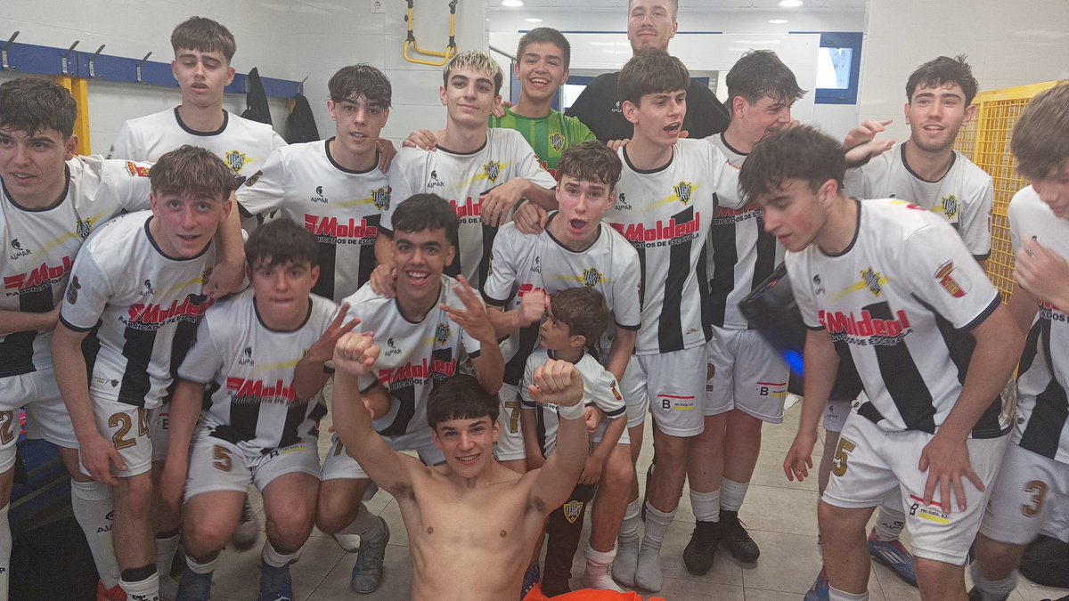 Juvenil Preferente 6
( Kevin ⚽️  Flores ⚽️ Gabi ⚽️
Alex ⚽️ ⚽️ ⚽️  )
EFB Yuncler 3
Partidazo el que se ha marcado nuestro juvenil preferente está tarde.
Con hat trick de nuestro capi Alex Solano,  enhorabuena 👏 chicos,  y a seguir así 💪.