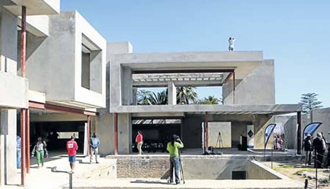 Konje Julius Malema once bought a R3.6m house and demolish to build R16.7m mansion....

...his <a href="/ANCYLhq/">ANCYL</a> presidency salary was R20k/m