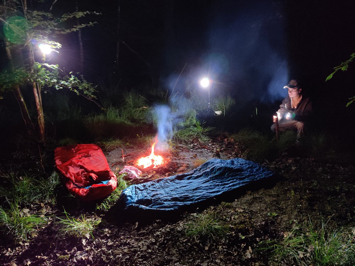 Nous nous sommes perdu dans la forêt avec <a href="/LeVraiNaoxo/">Naoxo</a> pour tourner une vidéo camping sauvage, on va se raconter des histoires et griller marshmallow 👌☺️