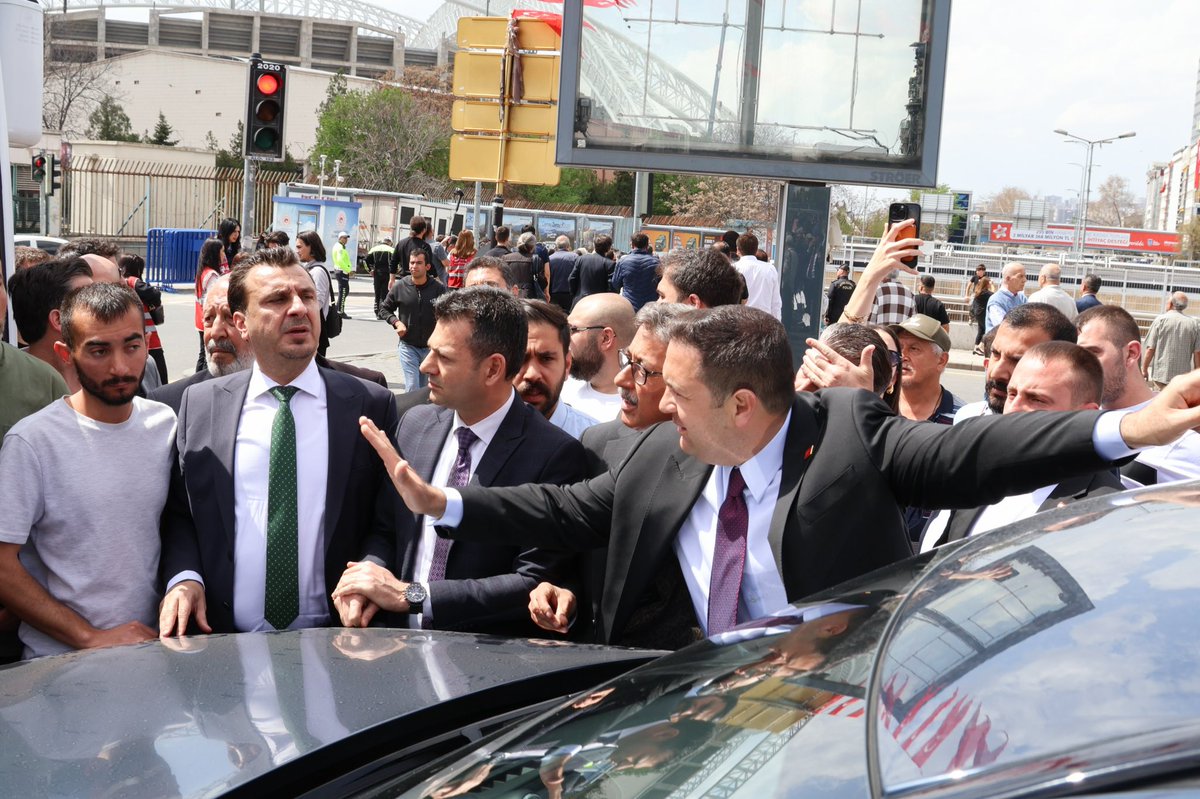 Ne arabalarımızı, parti otobüsümüzü kullanan şoförlerin ne polislerin kabahati var. Lafın doğrusunu konuşalım.

Arabayı sür diyen biziz, polise o arabaların önünü kes diyen iktidar sahipleri. Ne şoförler kendi iradeleri ile sürüyor ne polisler kendi iradeleri ile yolu kesiyor.