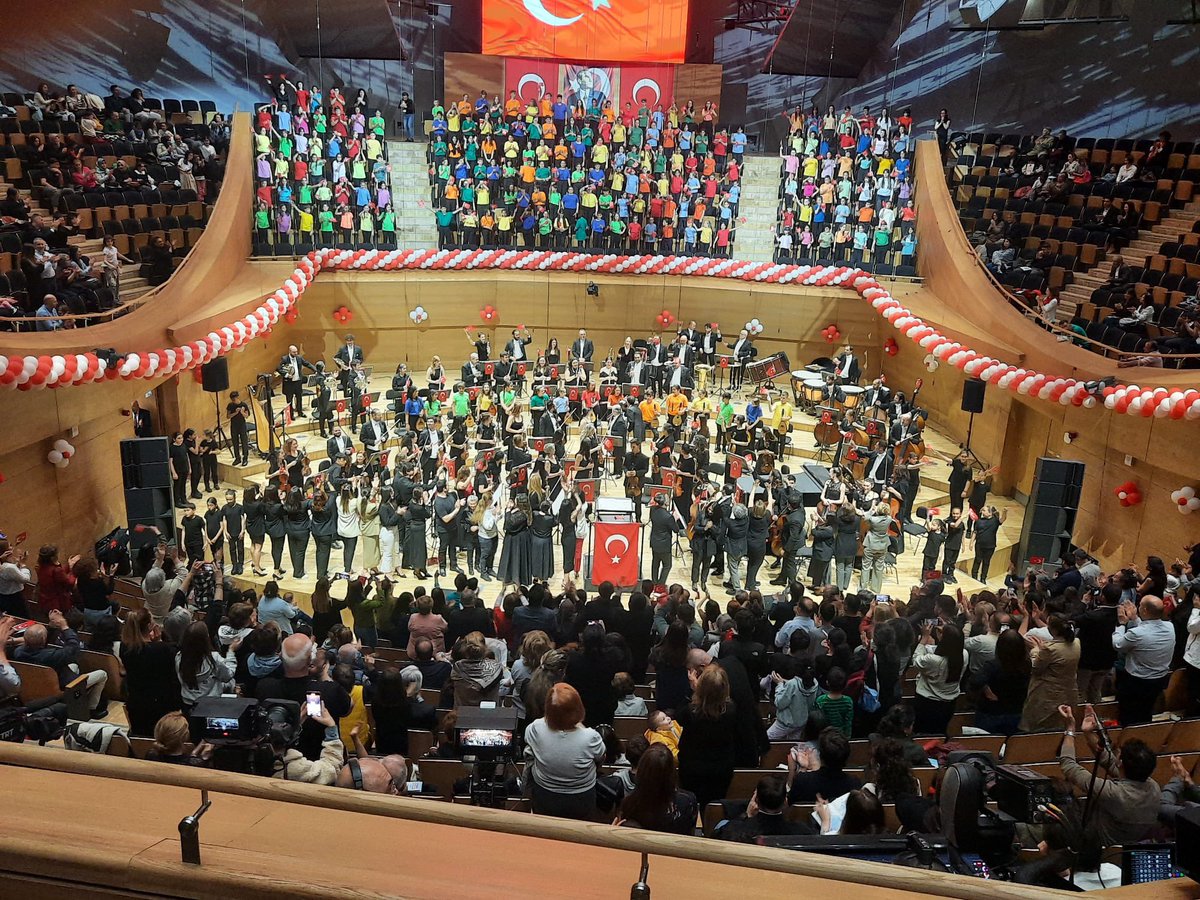 Şuraya Cumhurbaşkanlığı Senfoni Orkestrası eşliğinde öğrencilerimle 23 Nisan kutlamasını bırakmak istiyorum🥲🥳
