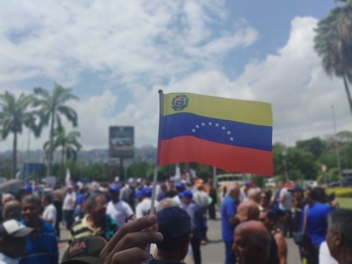 El #1DeMayo se conmemoran las revueltas de 1886, cuando cientos de obreros protestaron contra la jornada laboral superior a 8 horas, bajo el lema "ocho horas de trabajo, ocho horas de sueño, ocho horas con la familia".
Hoy los trabajadores exigimos salarios dignos y suficientes.