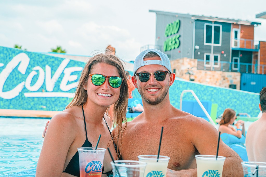 thebarracks_cs's tweet photo. Last day, best day!! 🌤️

Head to The Cove TOMORROW from 2-8pm for a Margarita Mixer with your neighbors 🤩 

Your first frozen drink is on us, but you need to stop by The Barracks leasing office any time between 10:30am-6pm to pick up a drink ticket 🍹

Managed Residents Only. https://t.co/Am7QVaDMqd