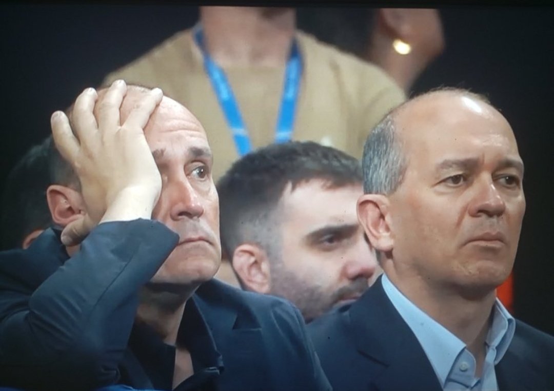 Paularas131's tweet photo. #OlympiacosBC
Να πρέπει να βλέπεις την ομαδάρα του Μπαρτζώκα,ενώ αυτός πλακωνετε με μια γριά με περμανάντ https://t.co/cZKNumkhU7