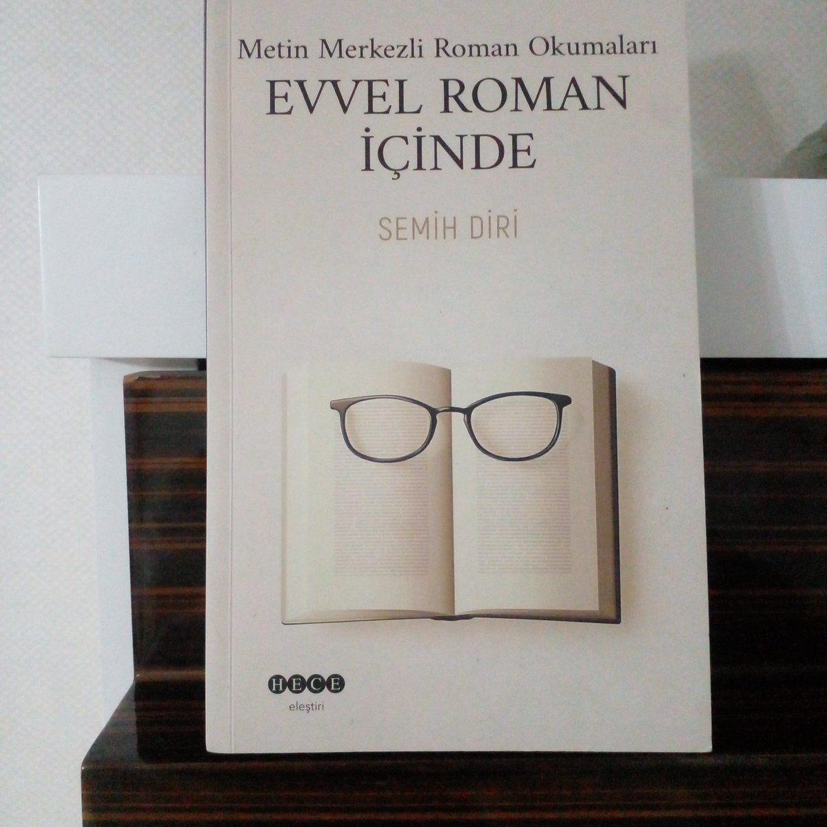 "Bir roman yalnızca bir hikâye anlatmaz; aynı zamanda okuru sosyolojik, psikolojik, tarihî ve kültürel derinliklere davet eder.... yaşamla hesaplaşmanın ve kendini keşfetmenin bir aracı olarak ele alıyor."

Semih Diri - Metin Merkezli Roman Okumaları Evvel Roman İçinde