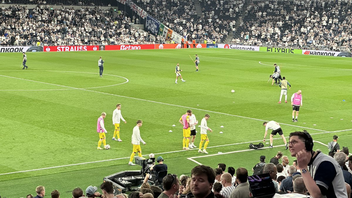 Ser ut som Kjetil Knutsen tar grep ved pause. Brede Moe på vei inn. 

Fredrik Sjøvold opp på midten, Villads Nielsen ut på back og Hauge opp på kant, spår <a href="/KrisLokberg/">Kristoffer Løkberg</a>