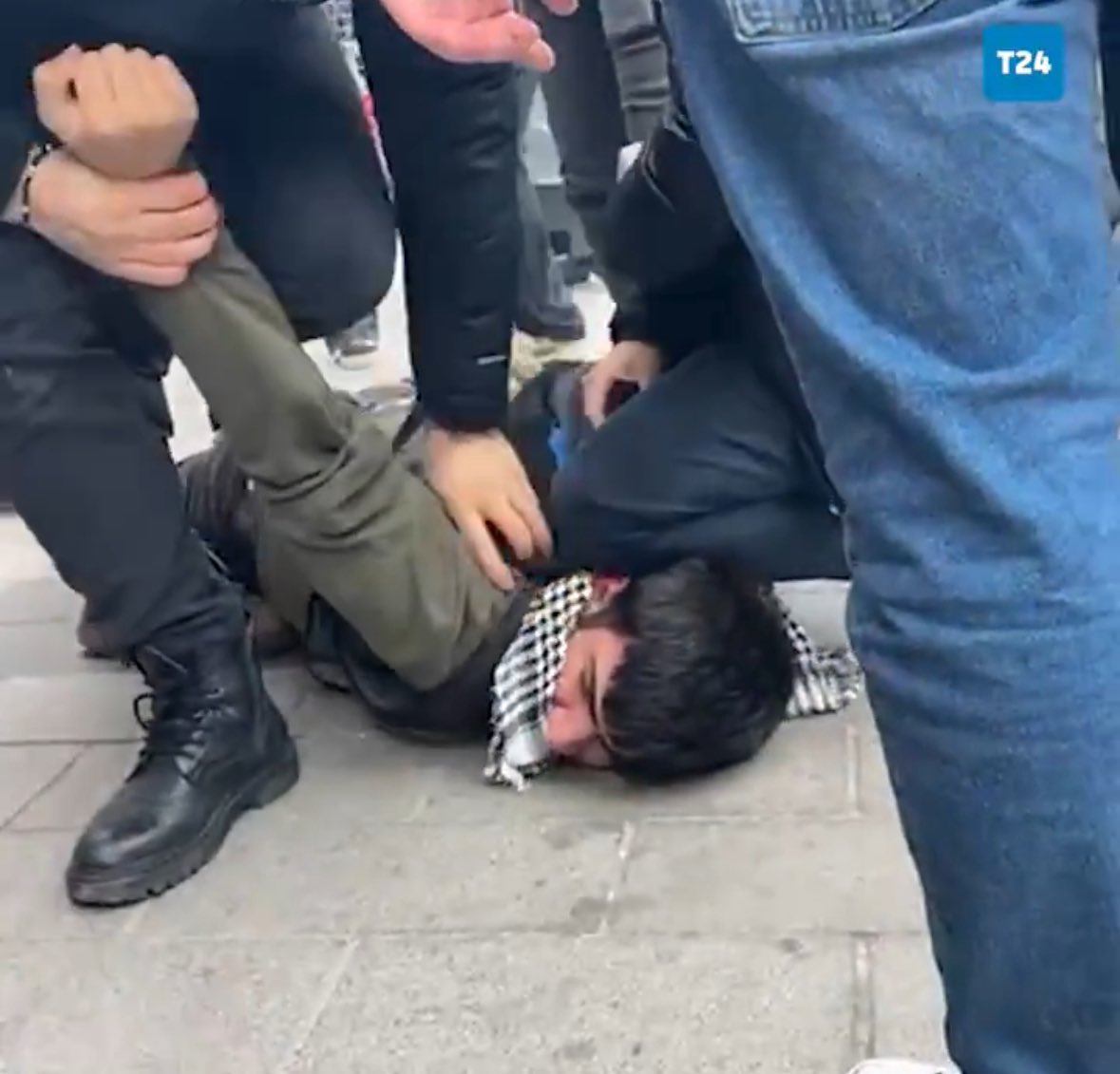 İşkence ve Kötü Muamele Suçtur. Hiç kimse işkenceye, insanlık dışı veya aşağılayıcı muameleye maruz bırakılamaz!
Kolluk kuvvetlerinin orantısız güç kullanımı hukuken de vicdanen de kabul edilemez.
#İşkenceSuçtur #İnsanHakları #HukukDevleti #01Mayıs #OrantısızGüç #AnayasaMadde17