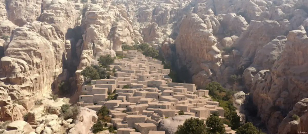 غردتها قبل من حسابي واعيدها: هذي هي قرية بعجة، قرية أردنية عمرها 9500 سنة، فيها أقدم رفات على سلالة M84 التي وُجد عليها العديد من عشائر الأردن، ما يؤكد بشكل قاطع الاستمرارية الجينية للأردنيين وتجذرهم بأراضيهم...