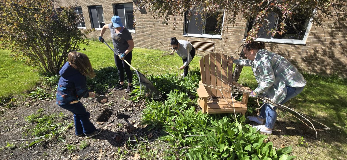 Courtyard cleanup with students, parents &amp; staff lending us tools, rakes &amp; their garden thumbs! ⁦<a href="/csd_south/">SouthColonieCSD</a>⁩