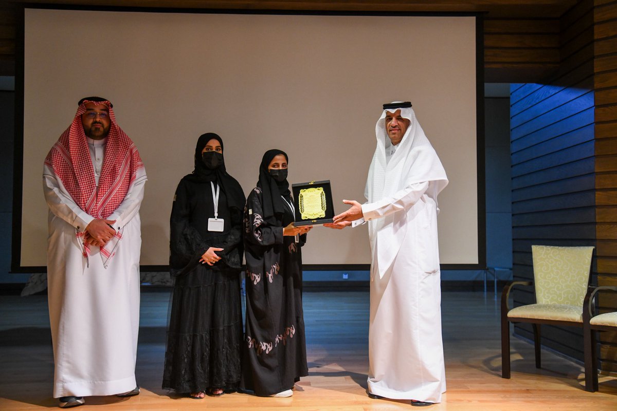 TaibahUevents's tweet photo. ويسعى الملتقى
 إلى تحفيز روح البحث العلمي
وصقل مهارات العرض والإبداع لدى الطلبة
من خلال تقييم علمي دقيق. 
وكرم وكيل الجامعة للشؤون الاكاديمية
في ختام الملتقى 
للفائزين بالمراكز الأولى في المشاريع البحثية والملصقات العلمية من طلبة الكلية. https://t.co/O3fPHS0WCT