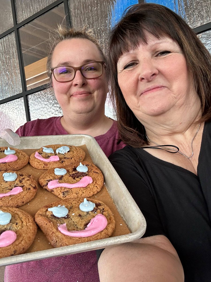 Brant Food For Thought (@brantfft) on Twitter photo #SmileCookie volunteer decorators Lori Tipler and Trish Holyome were busy decorating at <a href="/TimHortons/">Tim Hortons</a> 177 Paris Road. Thanks for helping to raise funds for <a href="/BrantFFT/">Brant Food For Thought</a> & <a href="/LansdowneCTC/">Lansdowne Children's Centre</a>
#BrantFoodForThought #studentnutritionprograms
#brantford #SmileCookieWeek #SmileCookie volunteer decorators Lori Tipler and Trish Holyome were busy decorating at <a href="/TimHortons/">Tim Hortons</a> 177 Paris Road. Thanks for helping to raise funds for <a href="/BrantFFT/">Brant Food For Thought</a> & <a href="/LansdowneCTC/">Lansdowne Children's Centre</a>
#BrantFoodForThought #studentnutritionprograms
#brantford #SmileCookieWeek