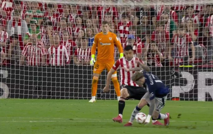 Esnarri's tweet photo. @433 a clear handball on the previous, and then take down the game. Robbery, and it is not the first of ManU in this competition https://t.co/BQBIeqyf5u
