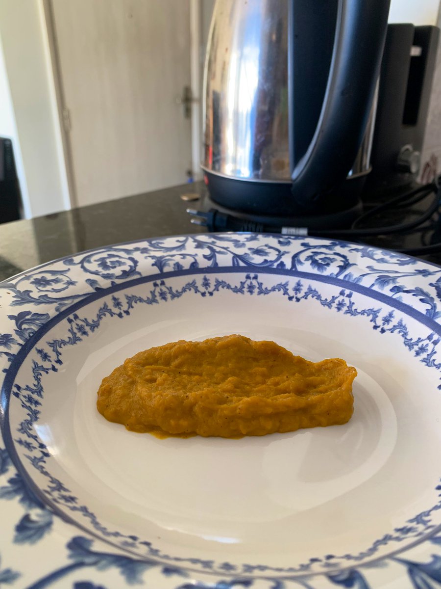 Sal, pimenta do reino, páprica doce, uma pitadinha de canela e cerveja preta. Depois manteiga e creme de leite, o melhor purê de abóbora pra combinar com esse friozinho 🧡