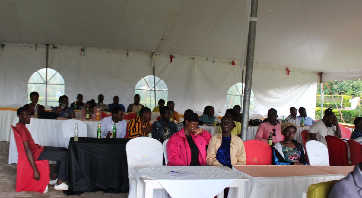 Nyuma y'imyidagaduro, ubuyobozi bw'ibitaro, abakozi, abakora isuku n'abacunga umutekano bakorera mu bitaro basangiye. Umuyobozi w'ibitaro yashimiye aba bakozi bose uruhare rwabo mu iterambere ry'ibitaro banoza umurimo, abasaba kongera umurava n'ubunyamwuga mu byo bakora. 1/2