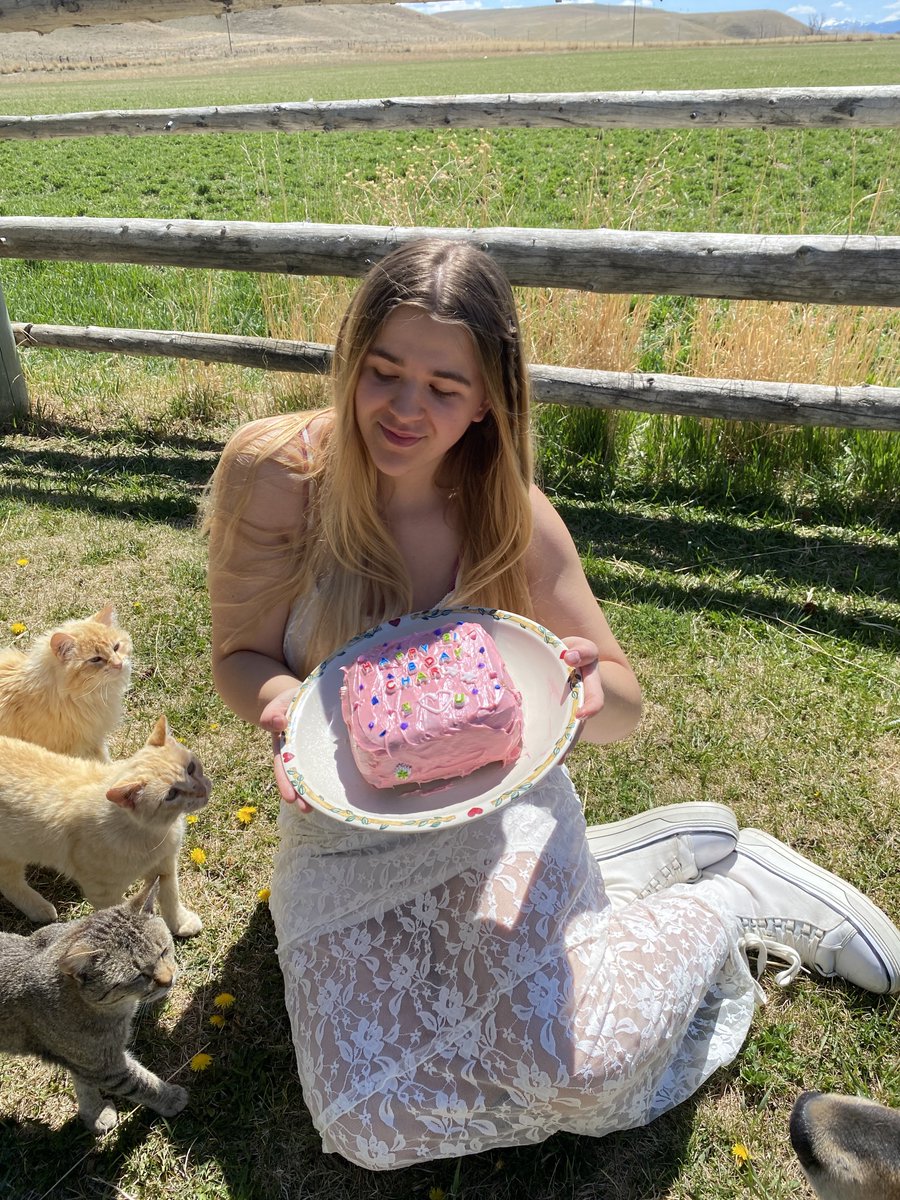 cdlluvssss's tweet photo. the birthday girl is 21!! (@charlidamelio ) i love you endlessly and am truly forever grateful for you. ❤️‍🩹❤️‍🩹❤️‍🩹 @marcdamelio @heididamelio https://t.co/7cabPdAbsZ
