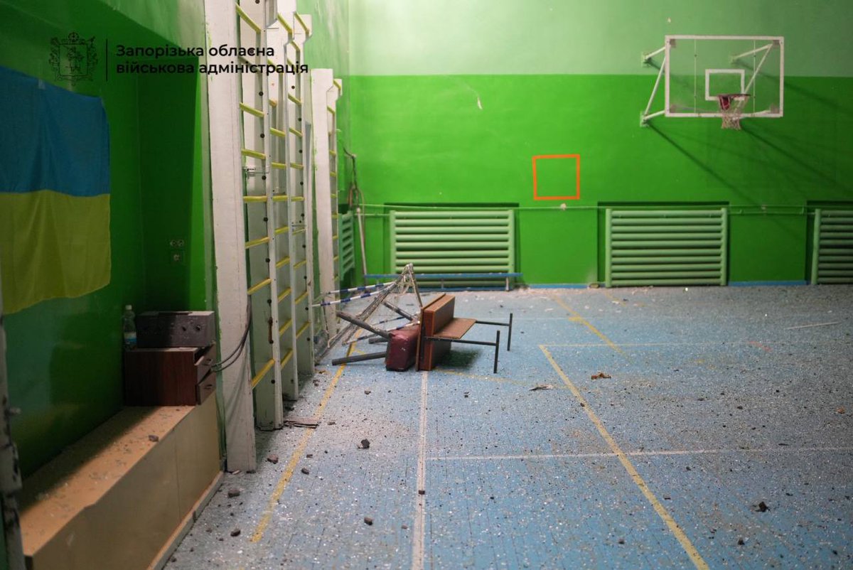 grntmedia's tweet photo. Окупанти завдали щонайменше 10 ударів по Запоріжжю — загинув чоловік.

Також відомо про 4 поранених, під завалами можуть бути люди. Росіяни поцілили по приватних будинках, багатоповерхівках, закладах освіти, обʼєктах інфраструктури.