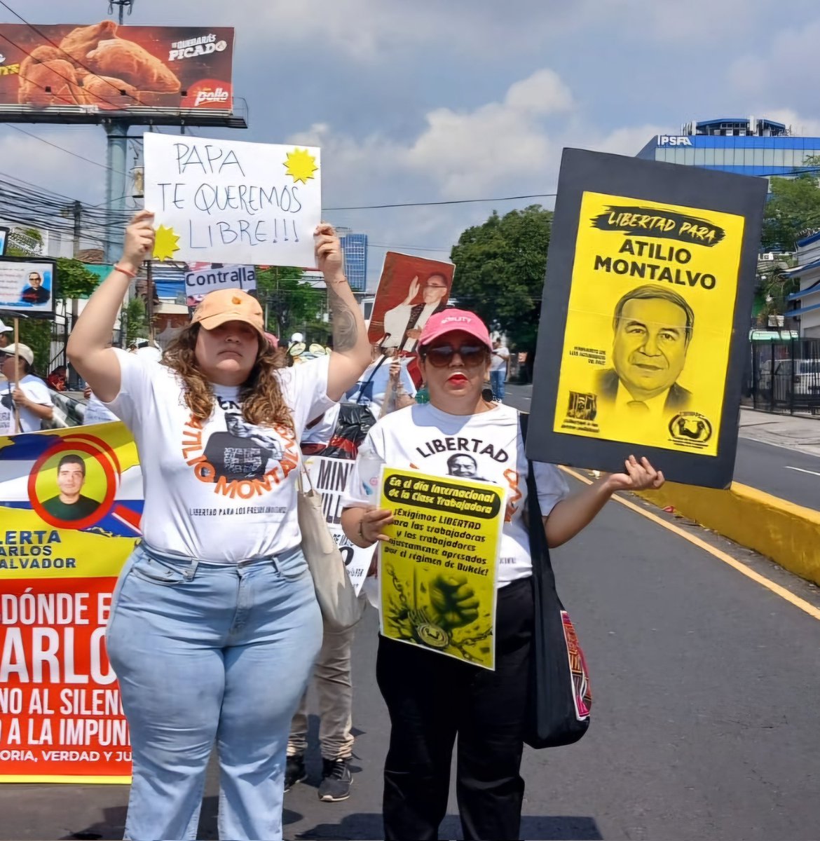 #1deMayo | Hijas de Atilio Montalvo, ex firmante de los Acuerdos de Paz, marchan para exigir la #libertad de su padre encarcelado injustamente por el régimen criminal de Bukele.

#LibertadParaLosPresosPoliticos 
#ElSalvador
