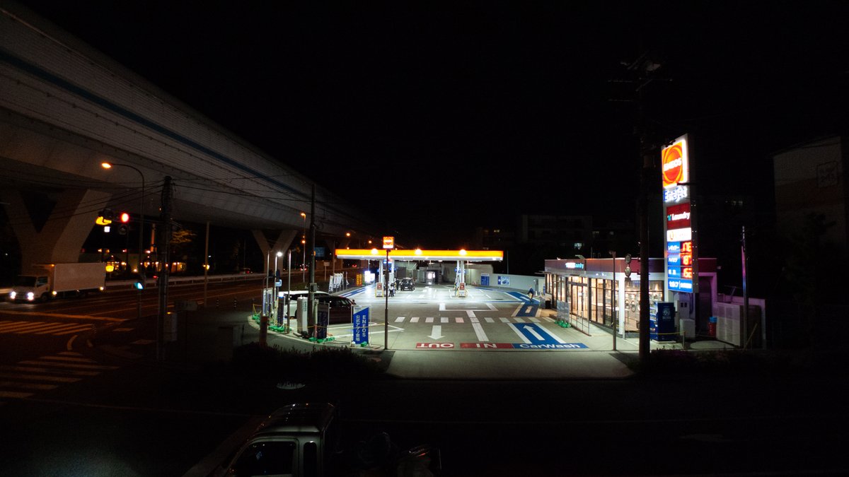 hikaku_camera's tweet photo. 【デジカメ画像比較】　深夜　ガソリンスタンド　「KODAK コダック PIXPRO FZ55」「パナソニック LUMIX LX3　+　ワイコン　DMW-LW46」「キャノン Powershot V10」「iPhone XR」　#PIXPRO　#FZ55　#LX3　#PowershotV10　#iphoneXR  #KODAK  #コダック　#LUMIX　#デジカメ比較　https://t.co/R8CzLcZ4iJ https://t.co/OM8wSwJ0Bu