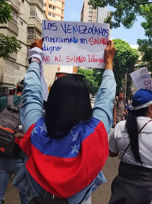 _Provea's tweet photo. El art. 91 de la Constitución ordena al Estado venezolano a garantizar un salario mínimo vital, ajustado a la canasta básica.

Pero desde marzo 2022, Maduro lo incumple con un salario mínimo anclado a 130 Bs. ($1,50)

NO a los bonos excluyentes, SÍ al salario mínimo digno. #1Mayo https://t.co/Kax3aOY2t4