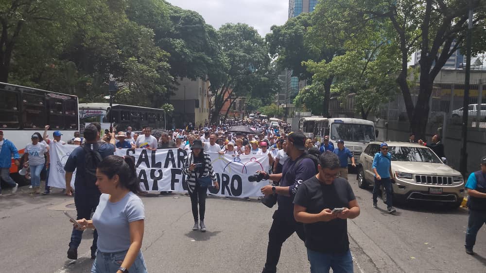 _Provea's tweet photo. El art. 91 de la Constitución ordena al Estado venezolano a garantizar un salario mínimo vital, ajustado a la canasta básica.

Pero desde marzo 2022, Maduro lo incumple con un salario mínimo anclado a 130 Bs. ($1,50)

NO a los bonos excluyentes, SÍ al salario mínimo digno. #1Mayo https://t.co/Kax3aOY2t4