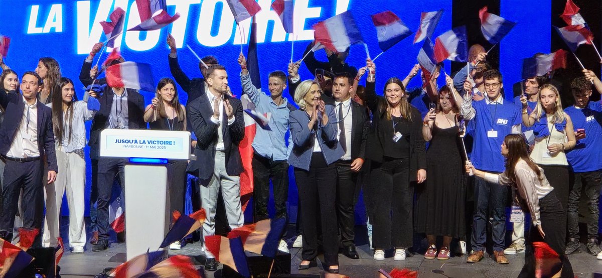 Antoine Marette (@antoine_marette) on Twitter photo Sur la scène de l'Arena de Narbonne, Marine Le Pen et Jordan Bardella se suivent et s'ignorent. Analyse dans le journal de 18h de <a href="/franceculture/">France Culture</a> Sur la scène de l'Arena de Narbonne, Marine Le Pen et Jordan Bardella se suivent et s'ignorent. Analyse dans le journal de 18h de <a href="/franceculture/">France Culture</a>